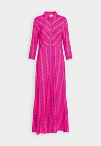 Lang, fuchsia kjole med et sort chevronmønster. Har lange ærmer, en krave og en flydende silhuet.