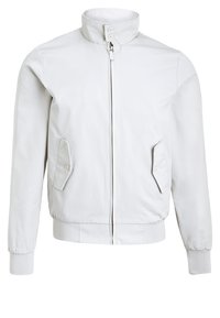 Biała kurtka zapinana na zamek z wysokim kołnierzem, z klapami kieszeni zapinanymi na guziki, ze ściągaczami przy mankietach i na pasku, przedstawiona na białym tle w ujęciu frontalnym.