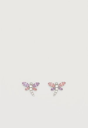 Boucles d'oreilles clous en forme de libellule avec des pierres précieuses roses, violettes et transparentes, et une petite tête en perle sur un fond uni.