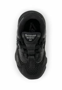 Czarne buty sportowe z siateczkowym i syntetycznym skórzanym wierzchem, wyściełanym kołnierzem oraz teksturowaną podeszwą, z logo "New Balance 1000" na języku.