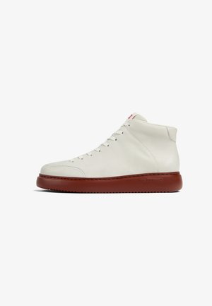 Hochgeschnittene Sneaker aus weißem Leder mit runder Zehenpartie, ausgestattet mit einer braunen Gummisohle und roten Akzenten an der Zunge. Schnürdesign.