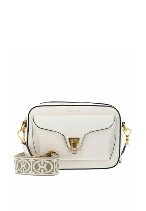 Weiße rechteckige Umhängetasche aus Leder mit goldfarbenem Verschluss, schwarzer Einfassung, Vordertasche und beigefarbenem, gemustertem, verstellbarem Riemen.