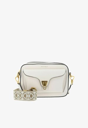 Weiße rechteckige Umhängetasche aus Leder mit goldfarbenem Verschluss, schwarzer Einfassung, Vordertasche und beigefarbenem, gemustertem, verstellbarem Riemen.