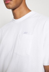 Nike Sportswear TEE POCKET - Pamata T-krekls - white
