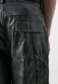 Don't Waste Culture SHERIDAN UNISEX - Hlačami s stranskimi žepi - grey/brown leather