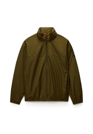 Olivno zelena lahka jakna z zadrgo, visokim ovratnikom, elastičnimi manšetami in spodnjim robom, stranskimi žepi ter okroglo značko z logotipom na levi rokavi.