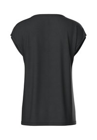 Juoda marškinėliai, minkšta medžiaga, laisvas siluetas, trumpomis rankovėmis, apvalia iškirpte, minimalūs siūlių detalės, vientisa spalva, be raštų ar akcentų.