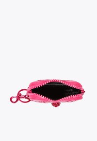 Portafoglio rosa con chiusura a zip, dalla superficie leggermente texture, dotato di un ciondolo rotondo, dettagli dorati e un interno nero. Inclusa l'attachè per chiavi.