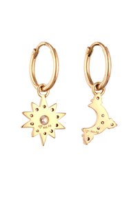 Guld-tone hoops øreringe med sol design og en central sten, samt en halvmåne, hver med perforerede detaljer.