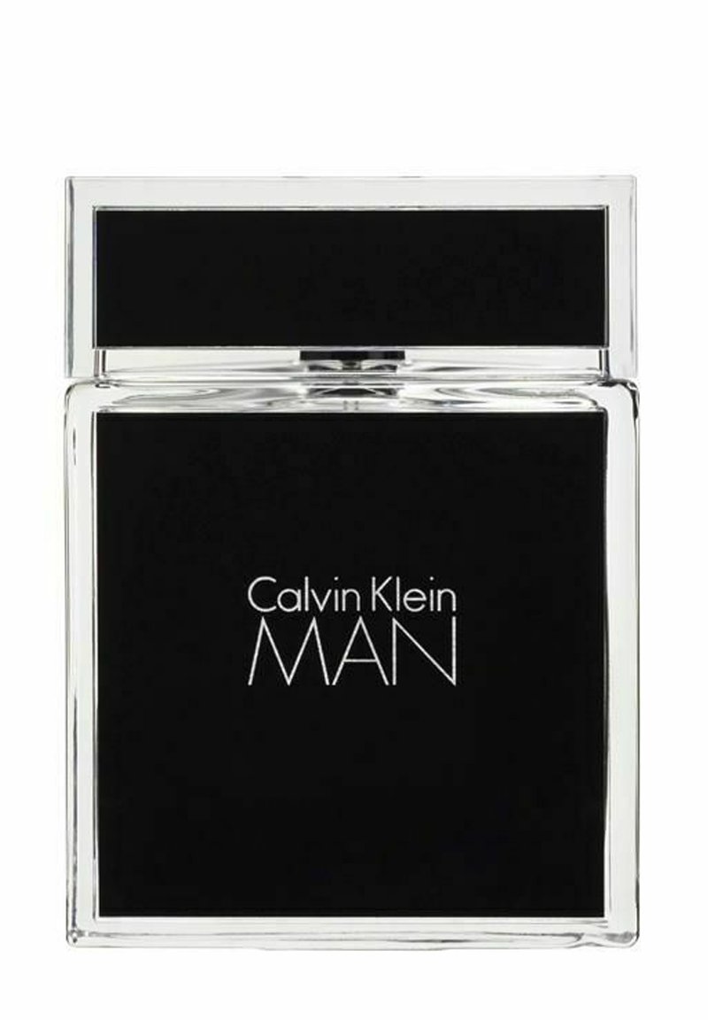 Calvin Klein MAN doftflaska har en kvadratisk glaskonstruktion med en stilren svart etikett och genomskinlig kork, vilket betonar en minimalistisk estetik.