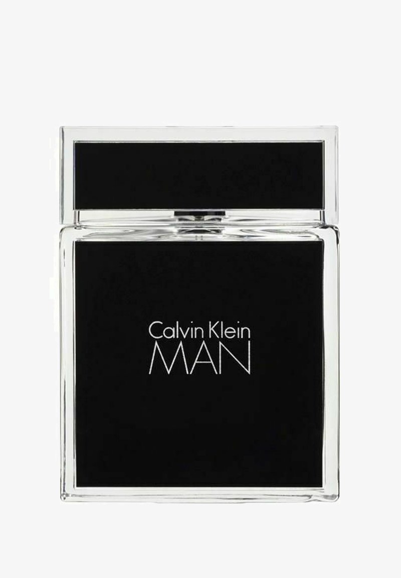 Calvin Klein MAN doftflaska har en kvadratisk glaskonstruktion med en stilren svart etikett och genomskinlig kork, vilket betonar en minimalistisk estetik.