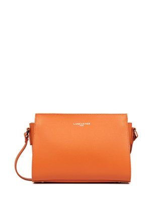 Orangefarbene Lederhandtasche mit strukturierter Form, silbernem Zubehör und verstellbarem Tragegurt. Mit einem eingeprägten Logo auf der Vorderseite.