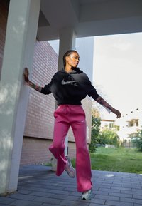 Nike Sportswear SPORTSWEAR PHOENIX FLEECE - Calças de fato de treino - pinksicle