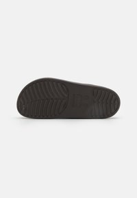 Crocs DYLAN  - Badslippers - brown