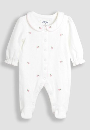 Witte baby romper van zachte stof, met een Peter Pan-kraag, roze rozen borduursel, drukknoopjes en geribde boorden.