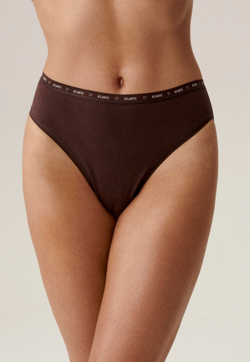 Brązowe, wysokie majtki bikini wykonane z miękkiego materiału, z kontrastującym elastycznym paskiem z logo. Gładka faktura, minimalistyczny design.