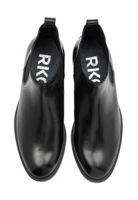 Must have pehmead mustad nahast slip-on kingad ühtlase viimistlusega, ümarate varvastega, diskreetsete elastsete küljeaktsentidega ning tekstureeritud sisetallaga, millel on RKC brändimine.