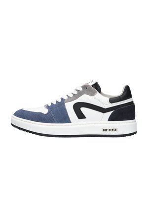 Low-top sneaker met witte zool, witte, blauwe, grijze en zwarte suède panelen, zwart logo aan de zijkant en "HIP STYLE" tekst op de zool.