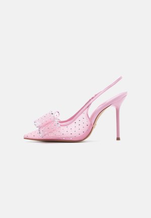 Rosa slingback-sko med høye hæler og spiss tå, dekorert med klare rhinestones og en gjennomsiktig sløyfe foran.