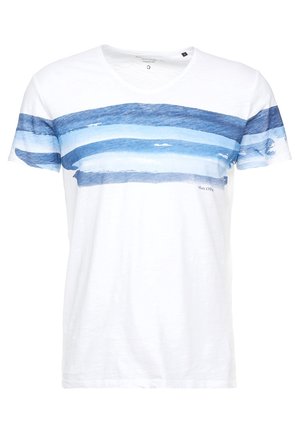 T-shirt blanc à col en V et manches courtes avec des rayures horizontales bleu aquarelle sur la poitrine et les manches, petit texte "Marc O'Polo" près du bas.