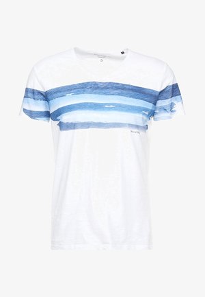 Weißes T-Shirt mit kurzen Ärmeln und V-Ausschnitt, mit horizontalen blauen Aquarellstreifen über Brust und Ärmeln, kleiner "Marc O'Polo" Schriftzug near dem unteren Rand.