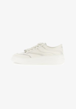 Zapatilla blanca de corte bajo con suela gruesa, diseño con cordones y sutiles acentos ondulados en gris claro en el lateral.