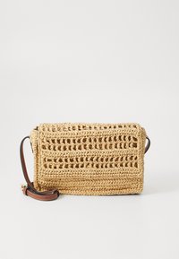 Borsa rettangolare realizzata in paglia intrecciata beige con motivi aperti, dotata di una tracolla marrone regolabile e una superficie liscia.