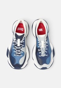 Niebieskie i granatowe skórzane sneakersy z białymi akcentami, miękkim językiem i grubymi podeszwami. Posiadają szare nakładki i srebrne sznurowadła. Czerwona podszewka.