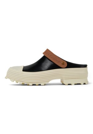 Zwarte rubberen clogs met een beige geribde buitenzool, voorzien van een bruine band met geborduurd logo-detail. Chunky en gestructureerd ontwerp, open achterkant.