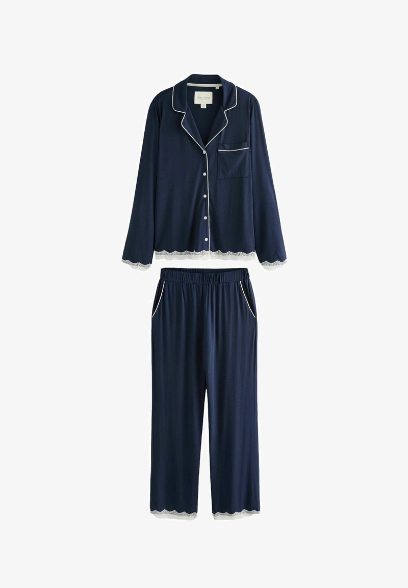 Námornícká modrá pyžamová súprava z mäkkého materiálu, obsahujúca košieľku na gombíky s vreckom, bielym lemovaním a vlnitým okrajom; nohavice s elastickým pásom.