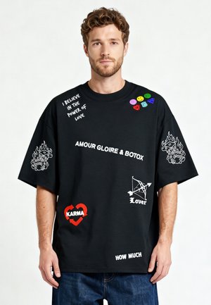 Mira Paris, TATTOO CRUSH OVERSIZED DROPPED SHOULDER TEE 26 UNISEX - T-shirt con stampa - black