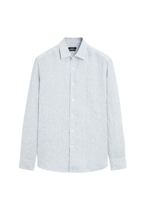 Męska koszula z długim rękawem na guziki, z cienkimi pionowymi niebiesko-białymi paskami, kołnierzykiem w szpic oraz mankietami na guziki.