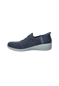 Zapatillas marinas con parte superior texturizada, cordones elásticos y una suela ligera en color gris. Cuentan con un collar acolchado y un diseño de malla transpirable.