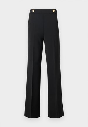 Calças largas de cintura alta pretas com costuras na frente e dois botões dourados na cintura, contra um fundo branco.