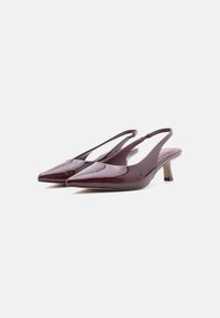 Λουστρίνια στυλ slingback σε γυαλιστερό μπουρντό χρώμα με μυτερή μύτη και χαμηλό τακούνι. Διαθέτουν μινιμαλιστικό σχέδιο και λεία υφή.