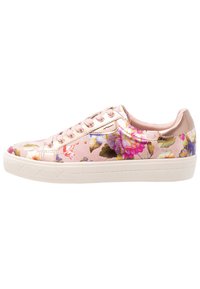 Sneaker med blommönster i rosa satin och vit gummisula, med snörning och metalliska detaljaccents.