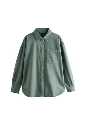 Zelená košile s knoflíky vyrobená z měkké tkaniny, s límečkem, dlouhými rukávy a jednou kapsou na prsou s zaobleným spodním lemem.