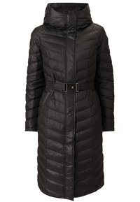 Giacca imbottita nera con design aderente, motivo trapuntato orizzontale, collo alto e vita con cintura. Presenta una chiusura frontale con cerniera.