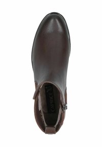 Botín marrón de tobillo hecho de cuero suave, con punta redondeada y cremallera lateral. El interior cuenta con un forro suave, logo de la marca visible en el interior.