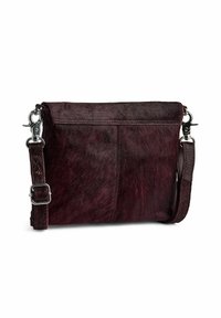 Borsa a spalla in pelle bovina bordeaux con una superficie morbida, tracolla regolabile e hardware in argento. Presenta una parte superiore a ribalta e un design minimalista.
