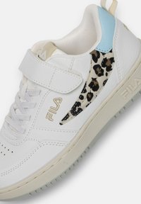 Baskets blanches avec un dessus en cuir texturé, accent en imprimé léopard, détail bleu clair et strap Velcro. Elles disposent d'une semelle intérieure rembourrée et d'une semelle durable.