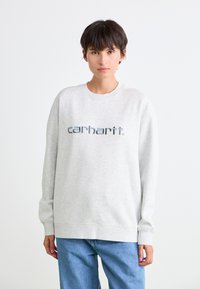 Lichtgrijze sweatshirt van dikke katoenmix, met een groot, reflecterend "carhartt" logo in het midden. Losse pasvorm met geribde manchetten.