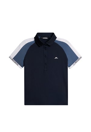 Granatowa koszulka polo z czarnym kołnierzykiem, białymi i jasnoszarymi akcentami na ramionach oraz małym białym logo na piersi. Cztery guziki przy szyi.