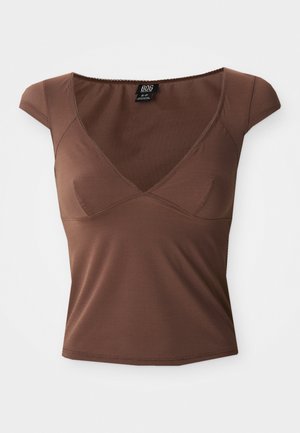 Brunfarget tettsittende topp med korte ermer, V-hals og subtile sømdetaljer. Glatt tekstur og en strukturert form for en skreddersydd passform.