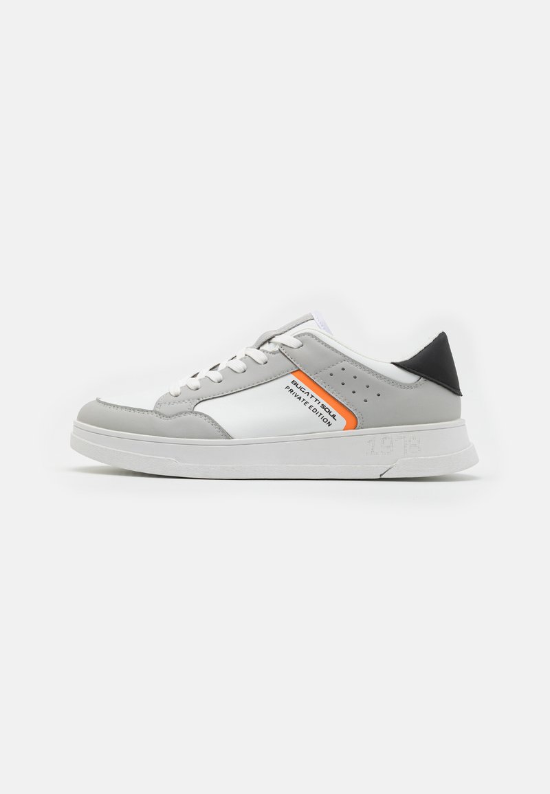 Sneaker grigia e bianca con sopra in pelle liscia, accentuazione arancione, dettagli perforati e suola in gomma. Presenta lacci e logo sul lato.