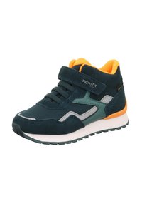 Dunkelblaue Kindersneaker mit orangenem Futter, Klettverschluss mit der Aufschrift "superfit", weißer Sohle und strukturiertem Grip, auf weißem Hintergrund präsentiert.