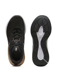 Sneakers atletici neri con superficie testurizzata, dettagli dorati e suola in gomma bianca con un design di battistrada a motivo.