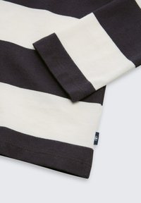 Gestreiftes Langarmshirt in Dunkelmarine und Creme. Weiches Baumwollmaterial mit Rundhalsausschnitt. Mit kontrastierenden Bündchen und Saum. Etikett sichtbar.