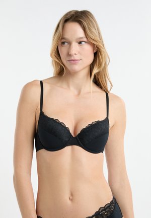 Reggiseno imbottito nero con dettagli in pizzo lungo il bordo superiore, spalline regolabili e fascia inferiore liscia. Progettato per un supporto strutturato.