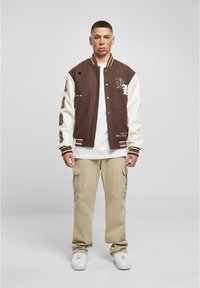 Karl Kani - OLD ENGLISH BLOCK COLLEGE - Geacă bomber - brown/off white Imagine miniatură 1